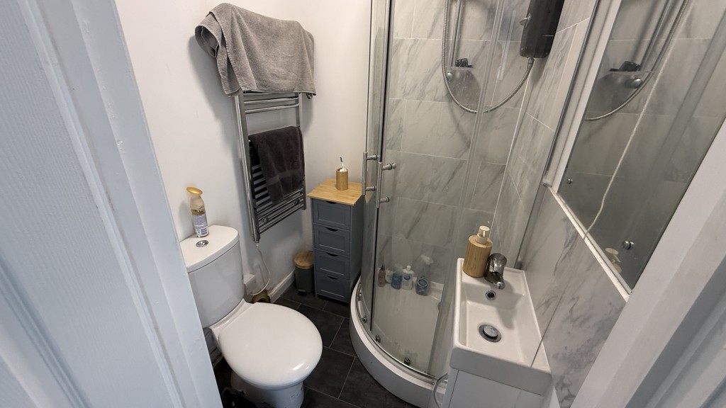 Lot: 157 - FREEHOLD PART VACANT RESIDENTIAL INVESTMENT WITH POTENTIAL INCOME OF £27,000 PER ANNUM - Internal image of upper flat shower and WC